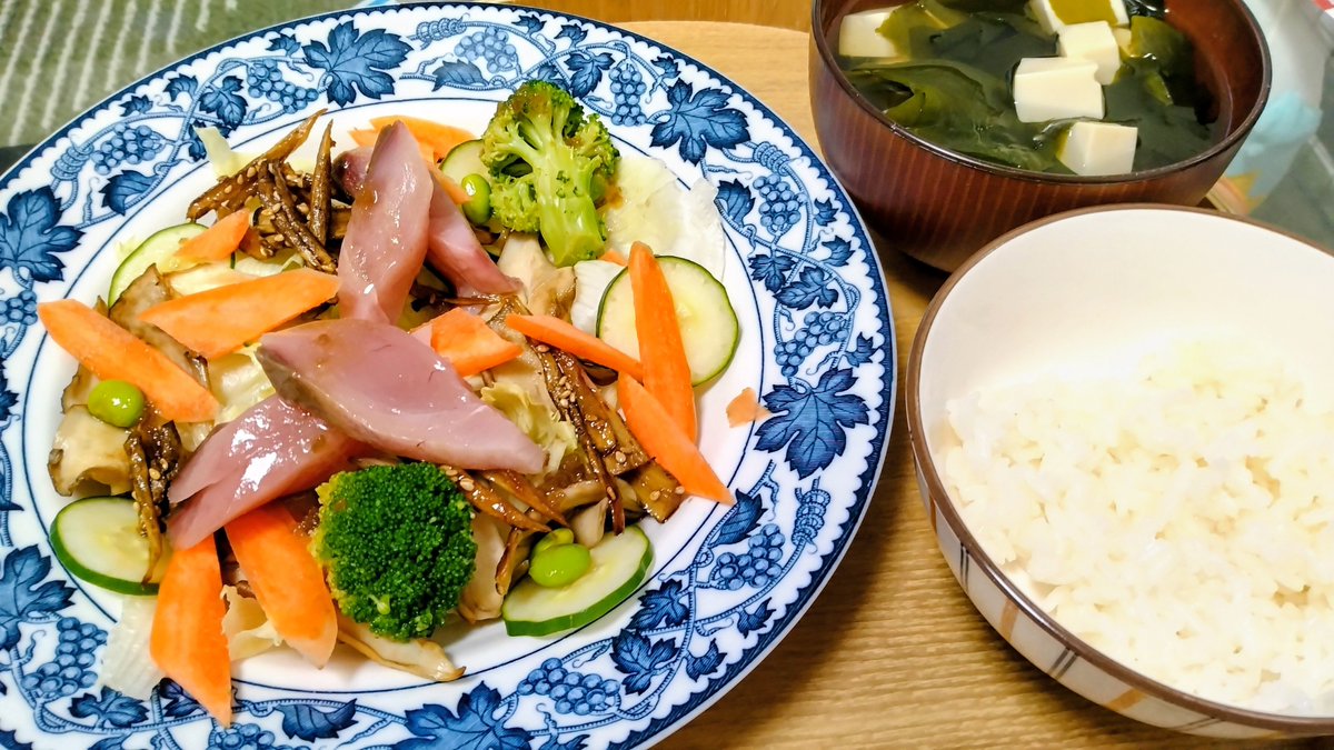 chairmanoftirol's tweet photo. 東京出張だったからお久し #エオルゼア調理部 !
とっ散らかったサラダカルパッチョ
横浜エオカフェでいただいたダングリケーキかわいかったな…!最高の空間だった💃
#yscafe https://t.co/xQU18vUPWn