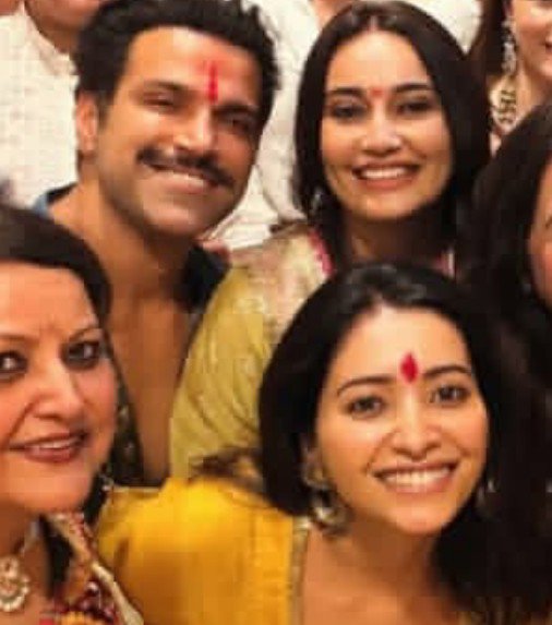 cybermirag57747's tweet photo. 10 years apart and they are still the same 😭😭😭 
Rithvik , Asha and surbhi in between that's an iconic pose https://t.co/yXe6dHyfwC