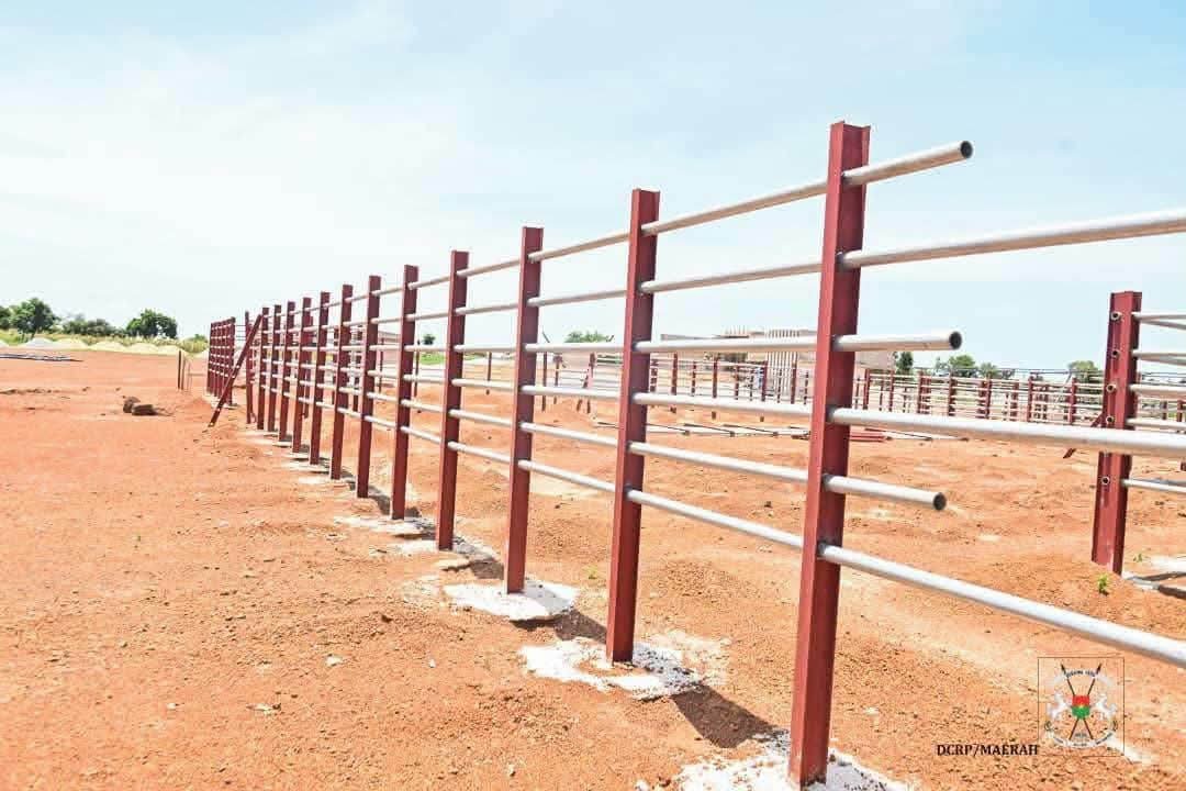 sahelbrut's tweet photo. 🇧🇫 BURKINA FASO : IB TRAORÉ, LES PROJETS AVANCENT ! 💪🏾

Au pays des Hommes intègres, les chantiers continuent de prendre forme. Le Capitaine Ibrahim Traoré fait réaliser un abattoir ultra-moderne à Fada N’Gourma, dont les travaux sont déjà exécutés à 58,34 %.

🏗️ Plus de 3,5 milliards FCFA investis
🐄 70 bovins/jour
🐐 200 petits ruminants/jour
🐖 40 porcs/jour

Cette infrastructure vise à renforcer les capacités d’abattage et de transformation, tout en améliorant l’hygiène et la sécurité sanitaire des produits d’origine animale.

Chaque jour, un chantier de plus. 🇧🇫🔥

👇🏽
https://t.co/NVSqGVkgIF