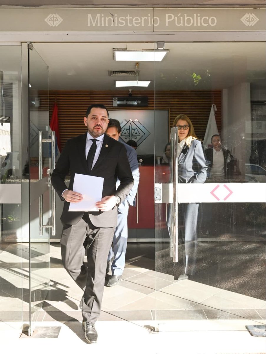 luisbello_asu's tweet photo. Entregué a la Fiscalía el informe final de la intervención de la Dirección de Vialidad, acompañado de todos los antecedentes relevados durante este proceso.

En esta administración siempre actuamos con transparencia, responsabilidad y respeto a las instituciones.

Seguiremos colaborando con total apertura en todo lo que el Ministerio Público requiera durante el proceso en curso.