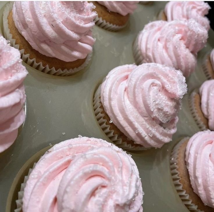 lizzthedolll's tweet photo. me as cupcakes https://t.co/tE8gRu029w