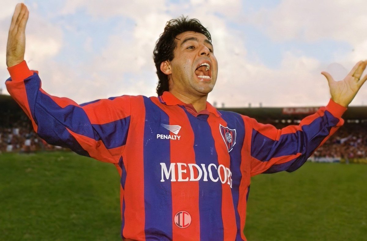 idoloscasla's tweet photo. 🔙 Se cumplen 35 años del debut de un querido campeón azulgrana 🐦‍⬛

🙌🏻 Roly Escudero debutó en #SanLorenzo en 1991, y se quedó 7 años para gritar campeón en el histórico Clausura 1995 🏆

"Esa vez pedí un 4 y me trajeron a Escudero" dijo el Bambino 😅 https://t.co/nCCkpNylr5