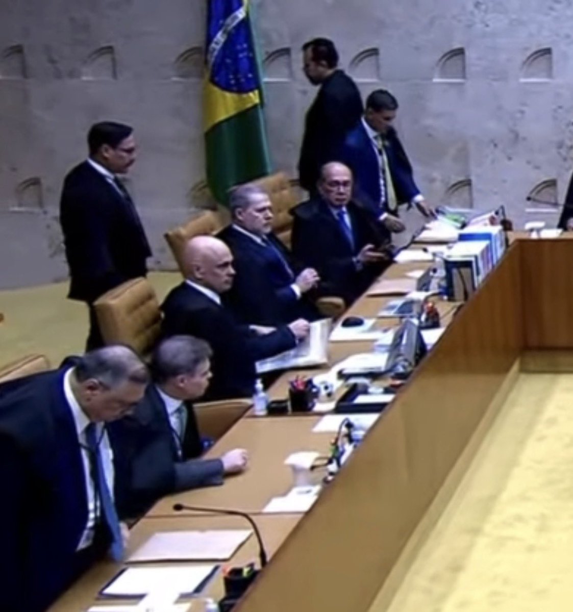 Alexmorettibr's tweet photo. André Mendonça sentou no meio de Alexandre de Moraes, Flávio Dino, Gilmar Mendes e Dias Toffoli.

O homem com maior testosterona do Brasil. https://t.co/uJXSiT63kV