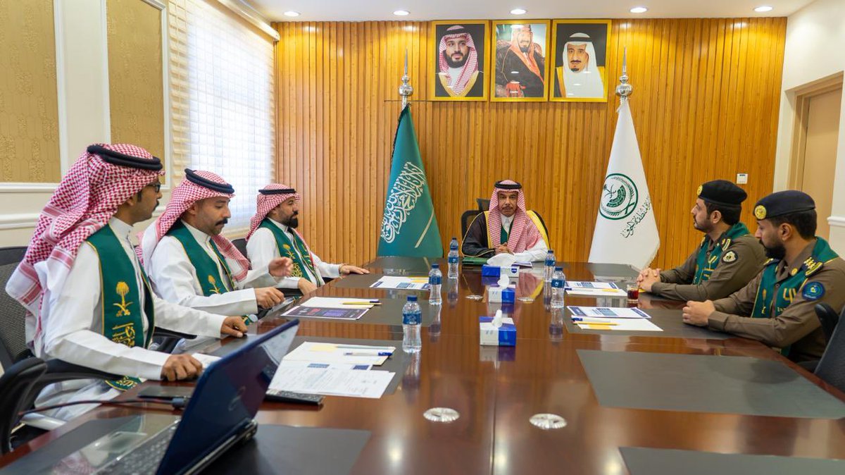 PaldetSaowayr's tweet photo. اجتمع سعادة محافظ صوير الأستاذ ناصر بن سعود السهلي، بحضور رئيس بلدية محافظة صوير والجهات الأمنية، لمناقشة الاستعدادات والترتيبات الخاصة بالاحتفاء بـ #اليوم_الوطني_السعودي_٩٦ 💚🇸🇦

واستعرض رئيس البلدية البرامج والفعاليات والاستعدادات المقرر تنفيذها، بما يجسد مشاعر الفخر والاعتزاز بالوطن، ويعبر عن الوفاء لمسيرته ومنجزاته، ويواكب تطلعات القيادة الرشيدة – أيدها الله –.

#عزنا_بطبعنا
#بلدية_محافظة _صوير