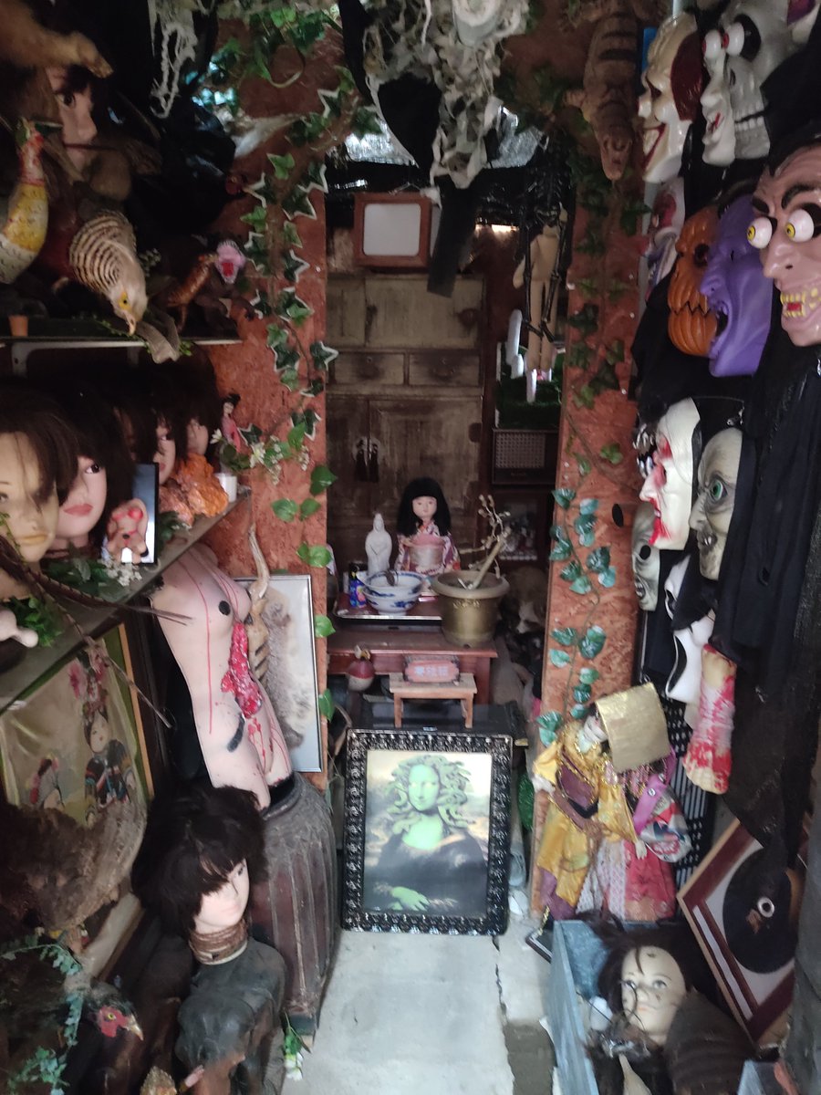 Jumbo_mayakashi's tweet photo. 現在、ハロウィンに向けて２階をエロと怖い部屋に改装中😺開業から１０年毎年展示品が増えて館内も広くなってます。進化が止まりません😁
#東金市
#千葉観光
#呪物
#カオス
#昭和
#レトロ
#お化け屋敷
#珍スポ
#B級 https://t.co/R451ZW6v1W