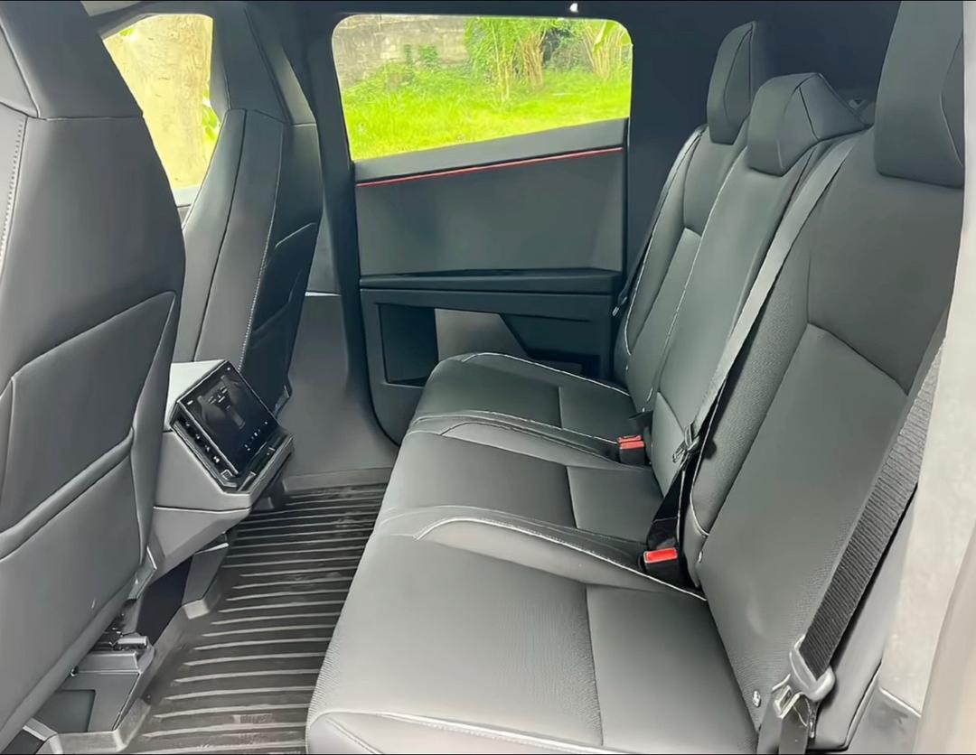 JonathanArist20's tweet photo. The vision camera views when maneuvering in tight garage spaces give total 360 situational awareness.

$TSLA #FSD #EVs #FullSelfDriving https://t.co/7mpWnT37Li