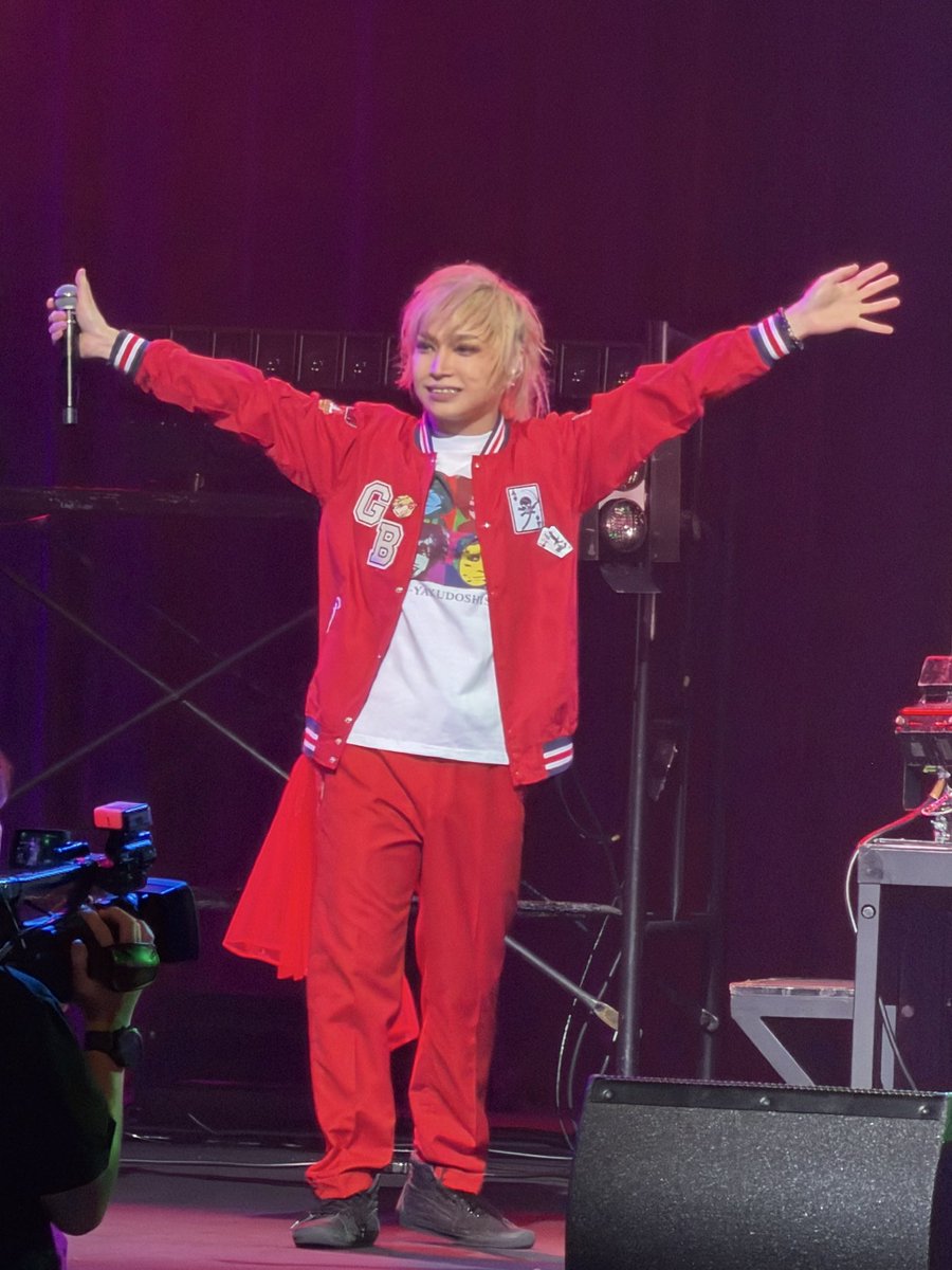 akko36's tweet photo. すごく楽しいライブでした！！
今回のツアーはゴールデンボンバーがファンを応援してくれてるように感じるライブ🥹✨
鬼龍院さんは今日もかっこよくて可愛かったー！！🌼
（写真撮影OKの時の写真です🥰） https://t.co/l1gQGE0JLu