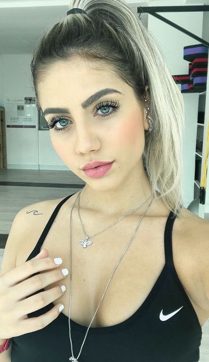 layzhis's tweet photo. cara eu sempre vou ficar chocada com essa mudança da catherine bascoy, esse povo deveria parar de se olhar tanto no espelho. a menina já tinha um rosto perfeito https://t.co/fRFBWJNd9N
