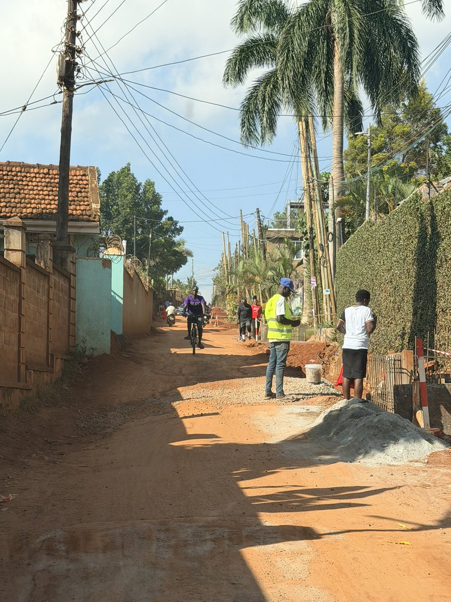 andykristian's tweet photo. See! This is a major road in Muyenga, Kampala! 

How shall Uganda develop with our current land tenure systems? The utter selfishness by us the land owners, add local leaders &amp; city authorities that allow anybody to build wherever &amp; whatever they want…is there hope for Kampala? https://t.co/g0QWS8rKN6