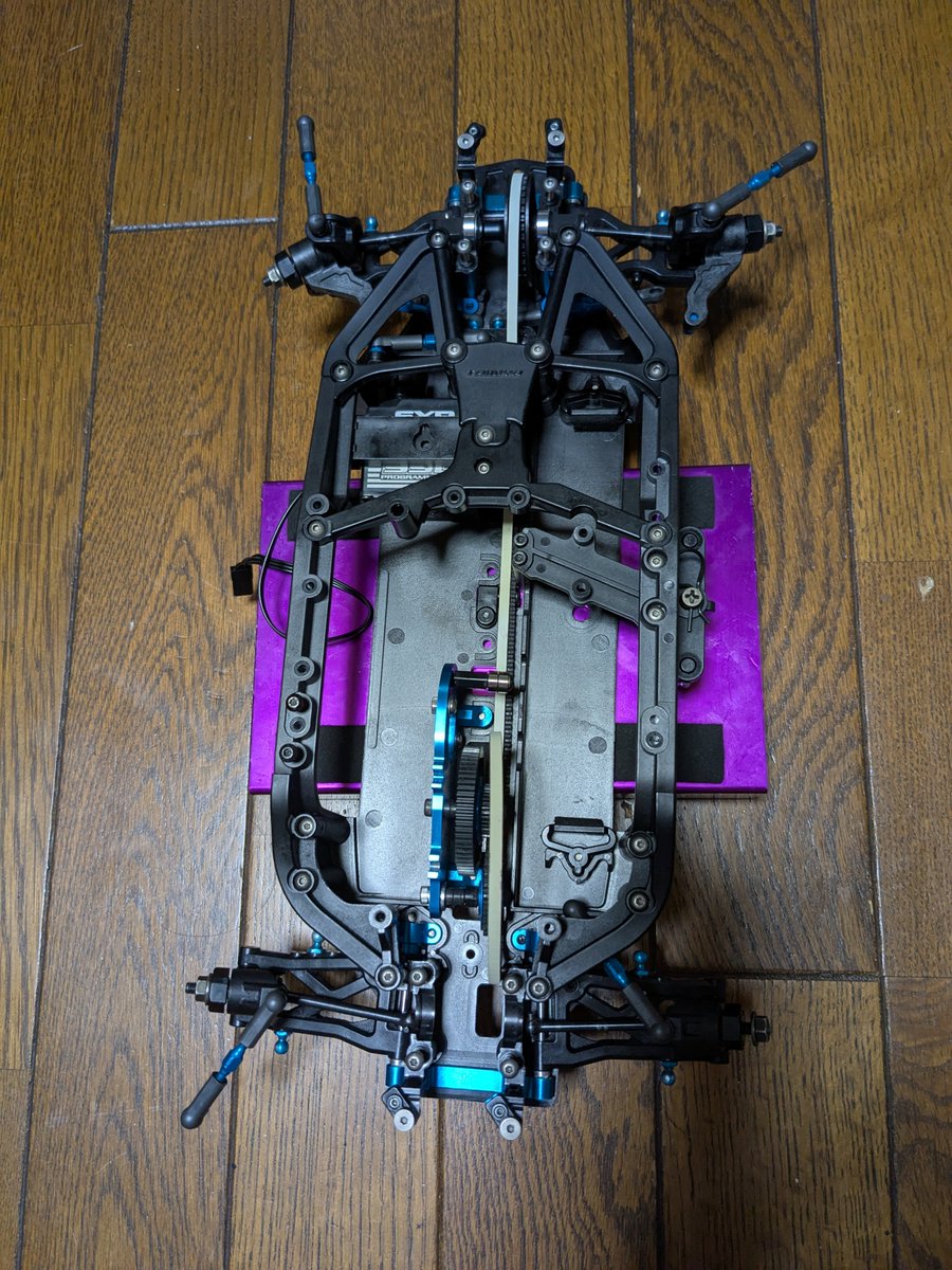 torangool9's tweet photo. またまた間あきまししたが、先週の火曜日にベルトを通したトコロで攻殻機動隊の最終回が始まったんで、その日はそこまでとしました。んで後日組み上げて土曜日にサーキットへ行ってきました。突貫工事の影響で1回はんだ付けが外れた以外は快調でした。 https://t.co/Mk1tyZaFtf