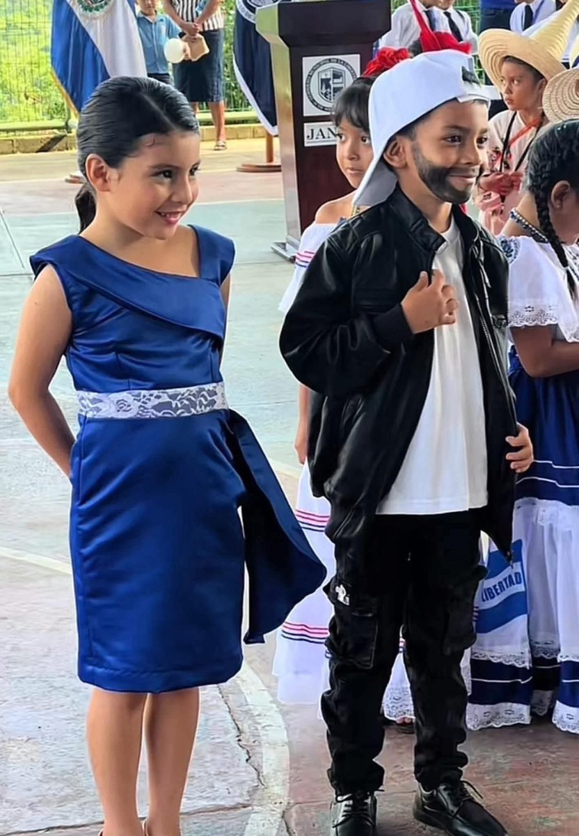 LucreciaL_L's tweet photo. Primero les enseñaron a venerarlo. Después les toca suplicarle justicia .

Los niños que se disfrazan hoy de su presidente, son los futuros prisioneros con el Régimen Excepción. https://t.co/Fb2KFmf57u