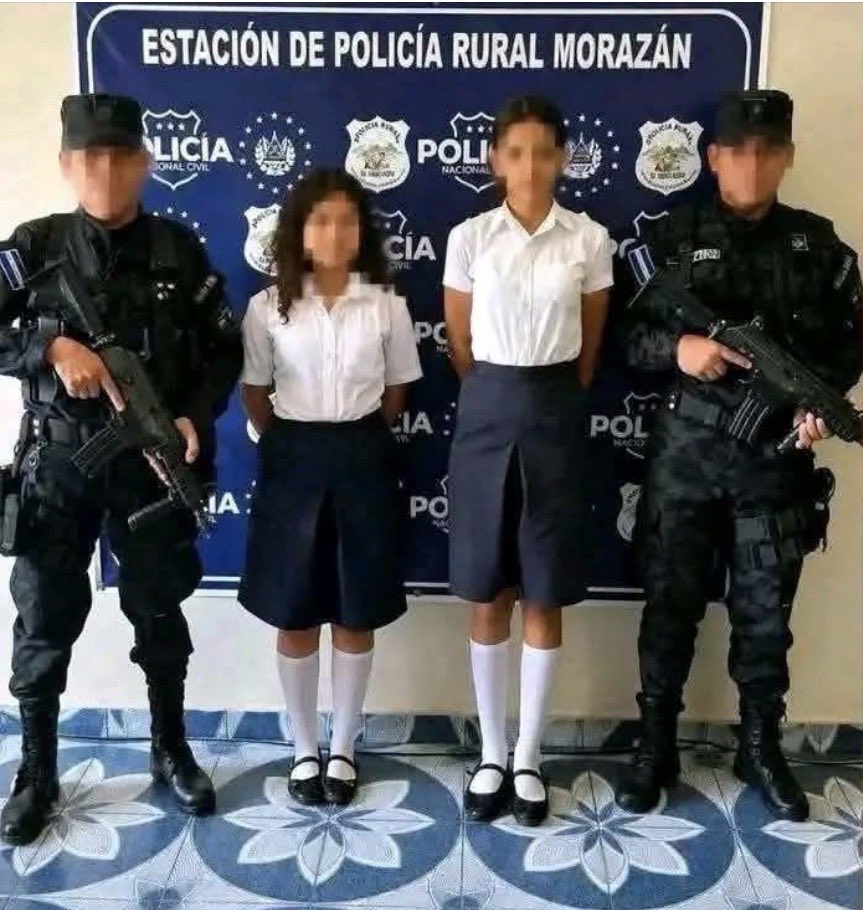 LucreciaL_L's tweet photo. Primero les enseñaron a venerarlo. Después les toca suplicarle justicia .

Los niños que se disfrazan hoy de su presidente, son los futuros prisioneros con el Régimen Excepción. https://t.co/Fb2KFmf57u