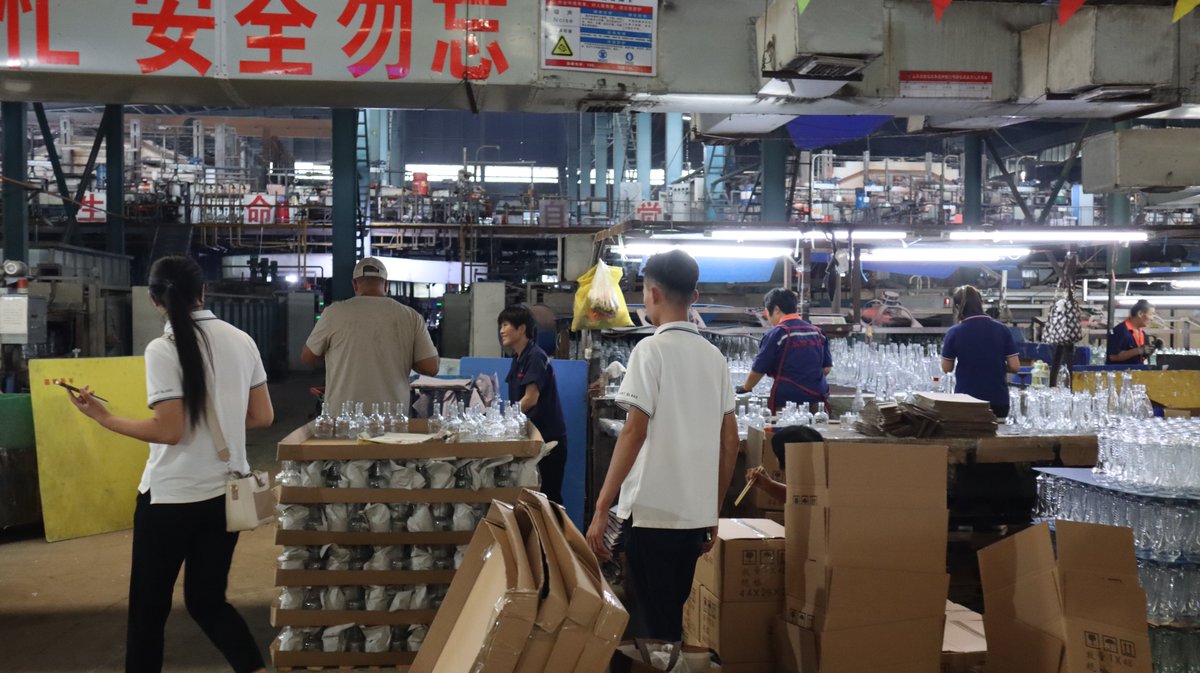 WHayley7156's tweet photo. From an idea to the finished product.
Today, we welcomed our customer to see what happens behind the scenes at VIT Glass. 👀
Quality, craftsmanship &amp; collaboration — every detail matters. 🤝

#FactoryVisit #Manufacturing #Packaging https://t.co/HuyfYs2y5Y