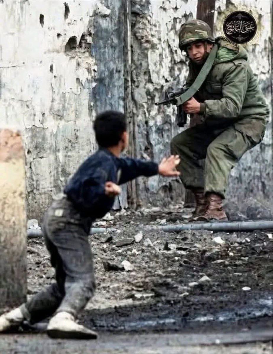 kahale_tayyar's tweet photo. هذه الصورة الأيقونة وقصتها ..! طبعت حقبة الثمانينات .

💥يقول الجندي في الصورة عندما سألوه .. لماذا لم تقتل الطفل .. قال لم أستطع ..! 
كانت معي كل الأوامر أن أكسر عظامه وأطحنها  .. لكن لم أستطع عندما نظرت الى عنيه وجدت شجاعة لن أنساها في حياتي .. عرفت انه لن يتراجع ولن يخاف .. حاولت ان أخيفه وتقدمت عليه ولم يخف بل تقدم علي ..!!

ماهذا الطفل .. ماعقيدته ..!! احترمته .. قررت أن اتراجع وتركته !
#اسرائيل_الى_زوال