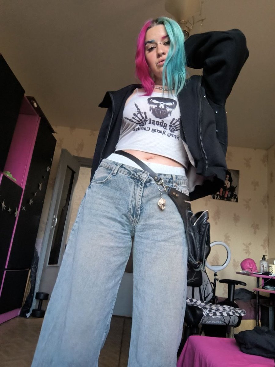 Neon_Baddie's tweet photo. Here’s today’s look 🖤 #curvy #bigboobs #alt https://t.co/ZhscfShWbT