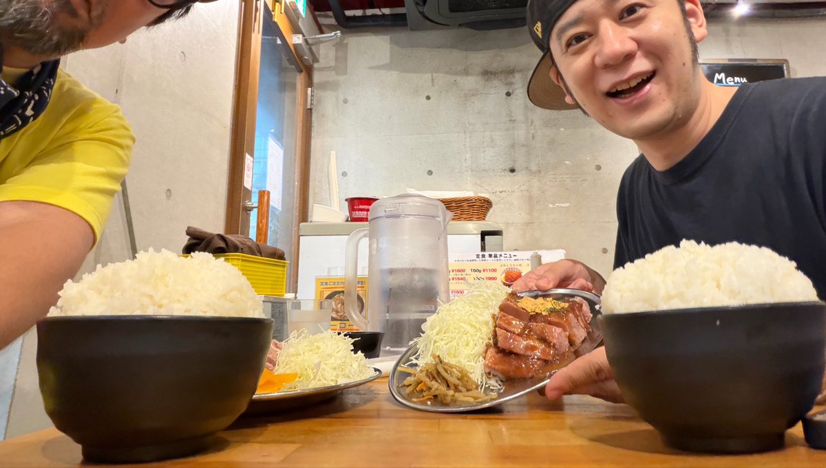 tamsenchi's tweet photo. 中野で美味しいトンテキを食べ食べもうそろそろ売れる人達 https://t.co/isPlgOCqjn