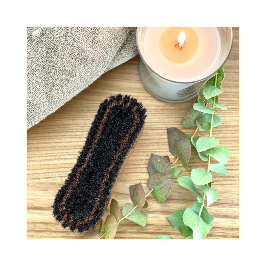 WilsonAlmab5vj's tweet photo. Dark Brush is an essential—unmatched among available brushes. Made of fine teak wood and horsehair bristles enriched with copper threads, it makes dry brushing gentle yet effective, stimulating and incredibly pleasant. Discover it at our salon. https://t.co/Y21Z56lMQn