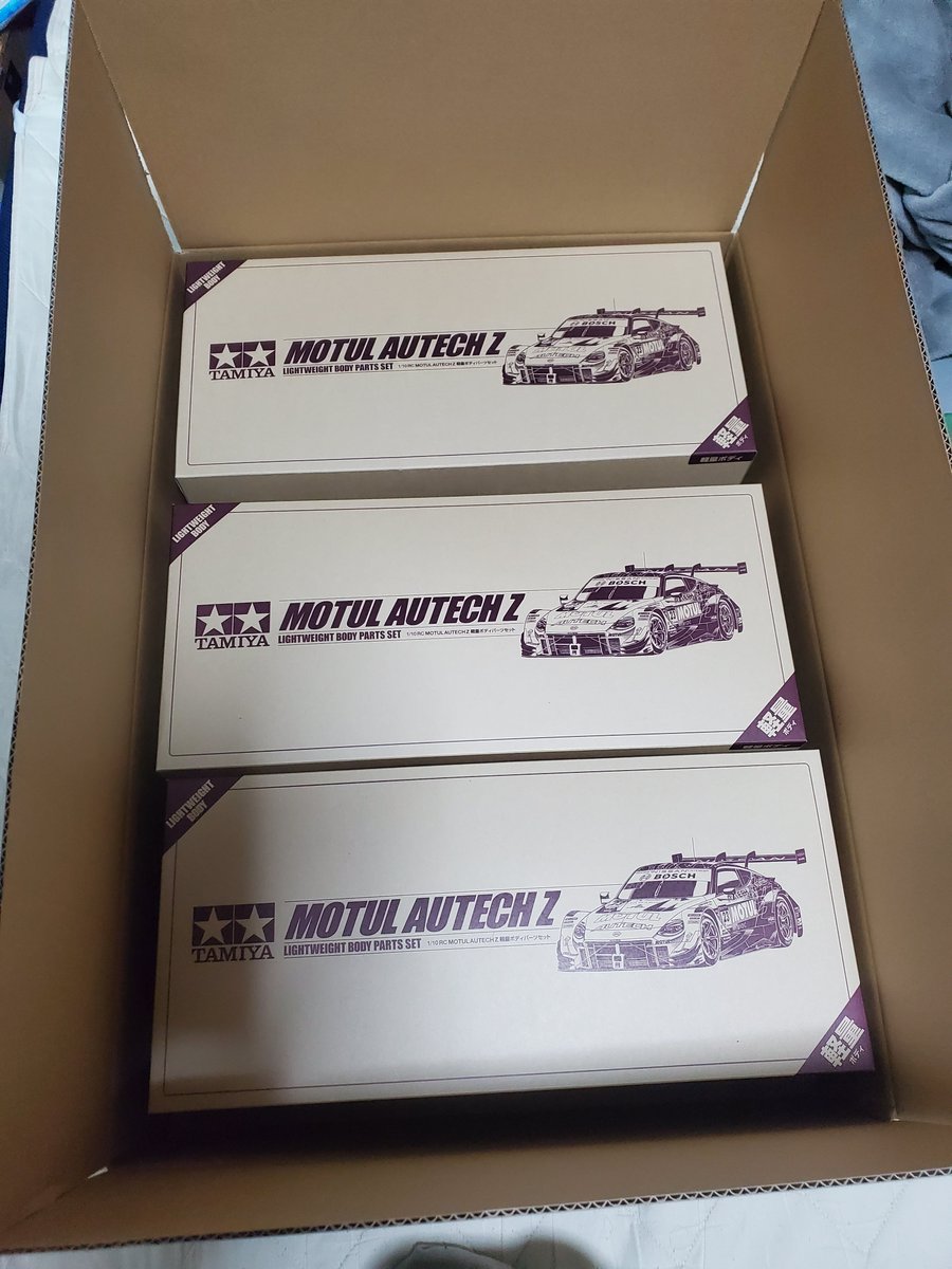 y_betsui's tweet photo. とりあえず買えるうちにと思い買ったZの軽量ボディ。
いつも軽量ボディは袋だと思ってたら、大きい箱に通常ボディと同じサイズの箱で3つ入って届いた(^_^;) https://t.co/BWdTRERaZK