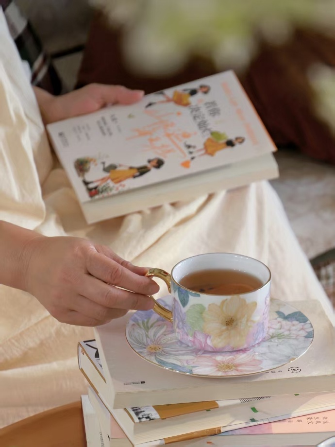 ArielWalin's tweet photo. Just curled up with my favorite novel and a warm cup of tea on the couch—quiet Sunday vibes hit different when home.， https://t.co/TqheympLYf