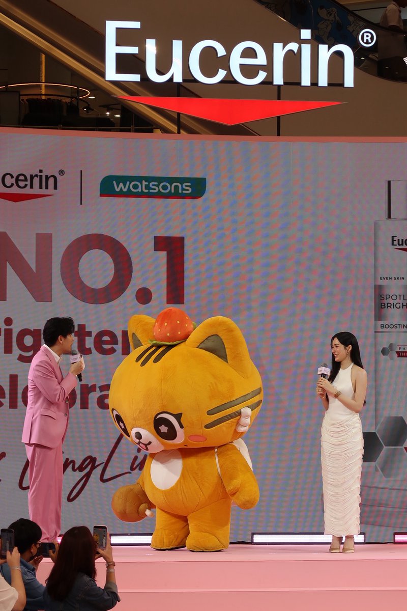 EucerinThailand's tweet photo. ออร่าความสวยสว่างวาบทั้งเวที! ✨🤍 หม่าม้าหลิง ในลุคชุดเดรสสีขาวว ผิวเนียนเปล่งประกายสุดๆ แถมรอยยิ้มตอนโบกมือให้แฟนๆ ชั้นบนคือใจละลาย 🥰💖

#EucerinNO1BrighteningCelebrationXLingLing #EucerinSpotlessxLingLing #EucerinThailand https://t.co/KULB8FZEiz