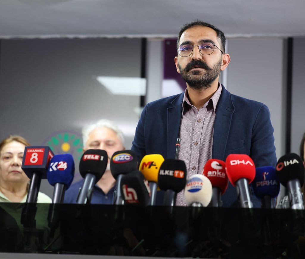SiyasiHaberr's tweet photo. SYKP Eş Genel Başkanı Mertcan Titiz gözaltına alındı
🦉 İstanbul merkezli 11 ilde sabaha karşı düzenlenen ev baskınlarında aralarında SYKP Eş Genel Başkanı Mertcan Titiz’in de bulunduğu 39 kişi gözaltına alındı. İstanbul Cumhuriyet Başsavcılığı soruşturmanın etkin pişmanlık kapsamında alınan ifadeler doğrultusunda yürütüldüğünü açıklarken, sosyalist ve demokratik örgütler operasyonlara tepki gösterdi. 
https://t.co/YtvWCmRCt7