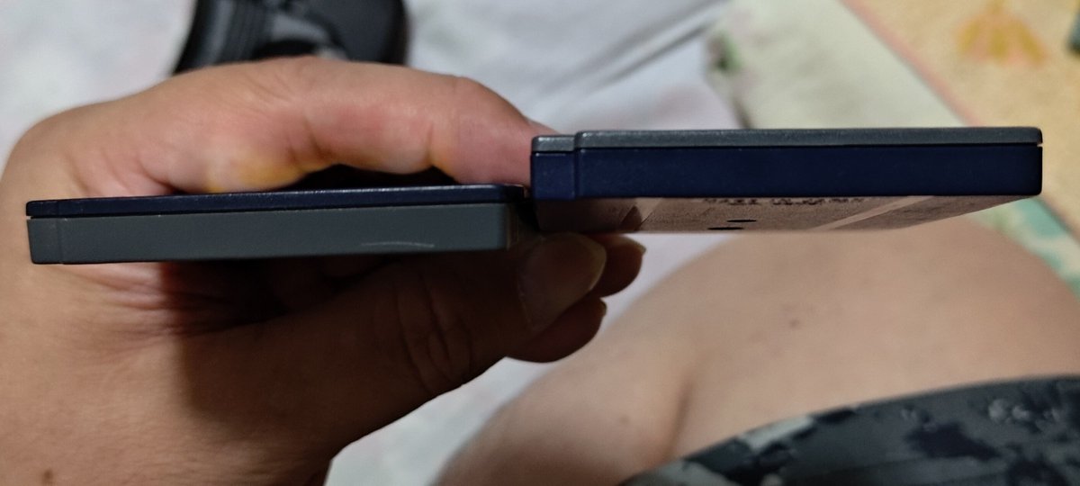 aokami_sora's tweet photo. 発売されてから結構経って初めて知ったことだが
ポケモン金・銀のカセットって裏表でしっかり対になってるのね…… https://t.co/vo8zrEKrBv