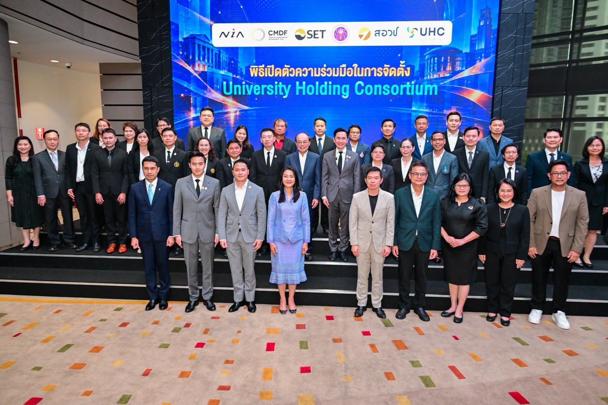 kkat_st's tweet photo. ; 15 ก.ย. 2569 | ดร.ธีรรัตน์ สำเร็จวาณิชย์ ผู้ช่วยรัฐมนตรีประจำสำนักนายกรัฐมนตรี ร่วมเป็นเกียรติในพิธีแถลงข่าวความร่วมมือการจัดตั้งกองทรัสต์เพื่อกิจการเงินร่วมลงทุน (PE Trust) และ University Holding Consortium โดยมี ศ.ดร.ยศชนัน วงศ์สวัสดิ์ รองนายกรัฐมนตรี และรัฐมนตรีว่าการกระทรวงการอุดมศึกษา วิทยาศาสตร์ วิจัยและนวัตกรรม (อว.) ร่วมกล่าวปาฐกถาพิเศษในหัวข้อ “Thailand New Economy : From Knowledge to National Growth” ณ หอประชุมศุกรีย์ แก้วเจริญ ตลาดหลักทรัพย์แห่งประเทศไทย
.
#ธีรรัตน์สำเร็จวาณิชย์ | @aim_theerarat