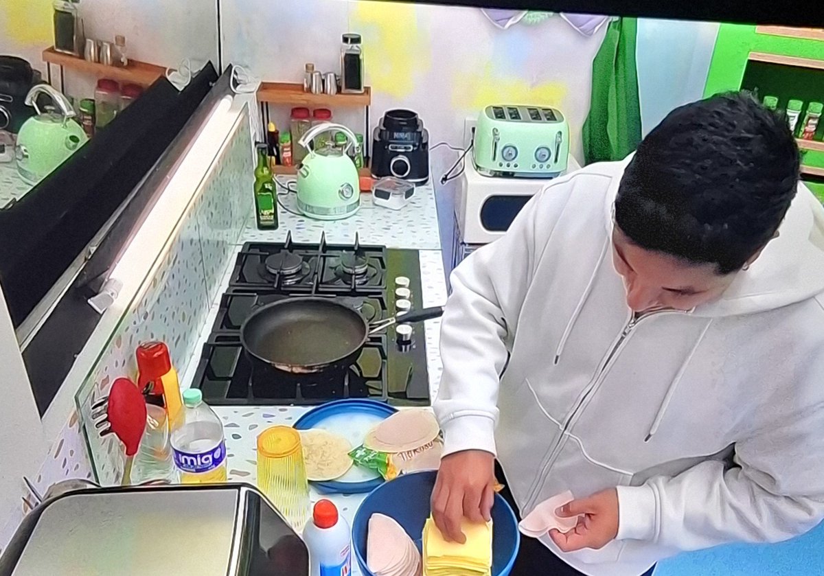 GemmaCassandra's tweet photo. Aquí está el que se quita el taco por dárselo a alguien más, diciendo "ay me vale", el que respeta la comida.
Eso es lo que quería comer lo suyo y comer un poco más sin que nadie lo límite #LaCasaDeLosFamososMx #LaCasaDeLosFamososMéxico #LCDLFMX https://t.co/4xrwEIKrmz