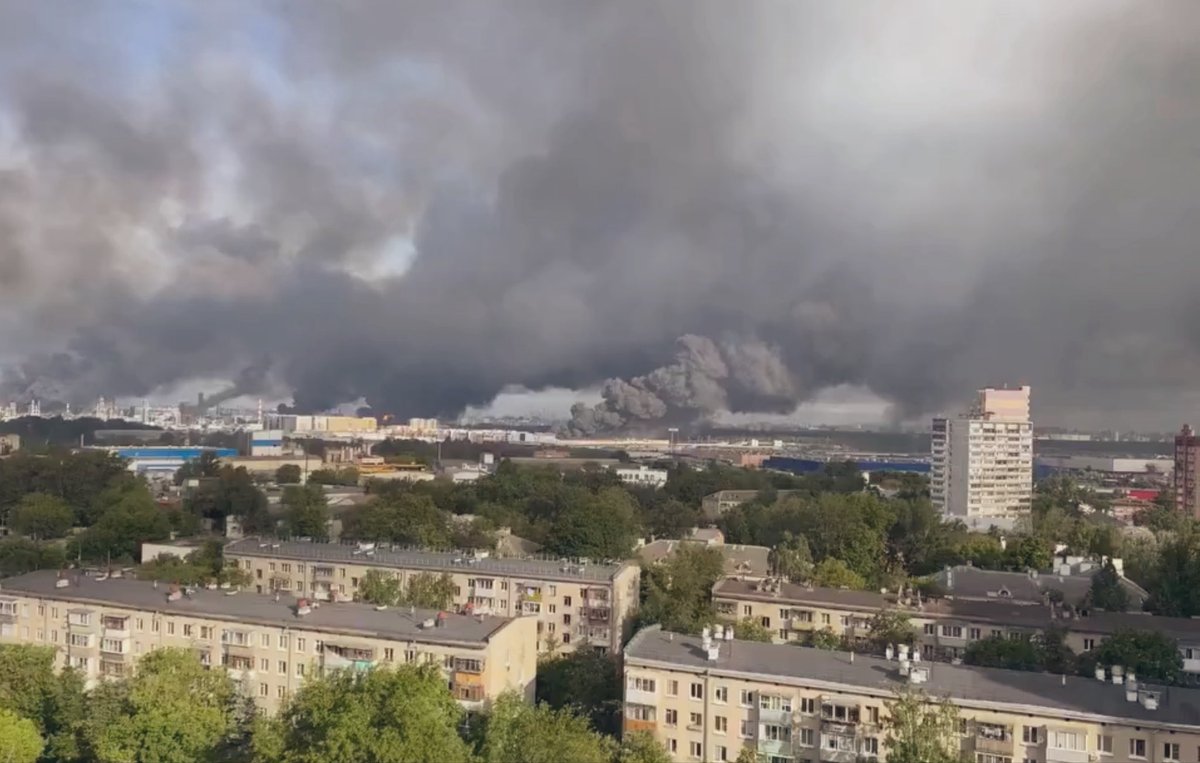 CasetaBosque's tweet photo. Ucrania 🇺🇦 no estaría atacando las refinerías rusas 🇷🇺 si Vladimir Putin 🇷🇺 hubiera dejado a su ejército en casa.

Estos ataques deben continuar hasta que Estados Unidos 🇺🇸 proporcione a Ucrania 🇺🇦 unas garantías reales de que el Kremlin 🇷🇺 no atacará la infraestructura crítica ucraniana 🇺🇦 y seguirá los mismos pasos que ellos.

Los ataques contra las refinerías rusas 🇷🇺 son uno de los mejores elementos de presión que tiene Ucrania 🇺🇦 ahora mismo.