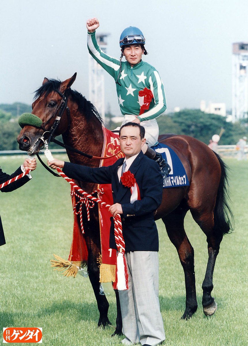 gendai_keiba's tweet photo. 引退を発表した柴田善臣騎手。
最も騎乗したのが社台レースホースの馬でしたが、大樹ファーム「緑、白星散、袖白縦縞」の勝負服はよく似合っていました。出身である青森県の県章が、同じ白地の深緑色だったからかもしれません。
記念すべき第１回のＮＨＫマイルＣをタイキフォーチュンで制しています。
お疲れ様でした。
#柴田善臣 #騎手 #ＪＲＡ