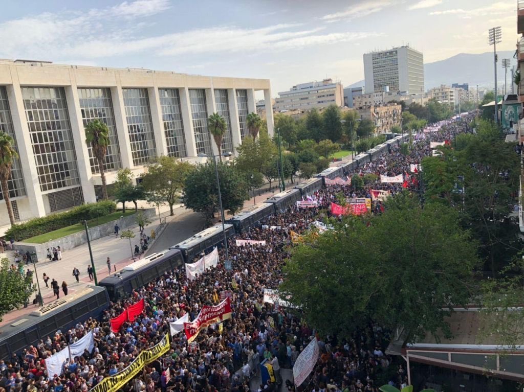 marketosk's tweet photo. Το ‘20 στο Εφετείο ήμασταν 20.000, διεκδικώντας δικαίωση. 
Δεν υπήρχε live αναμετάδοση από τα κανάλια. 
Σήμερα που αποφυλακίζεται το σκοτάδι, καταλαμβάνει τις οθόνες μας. 
Θέλει δουλειά για να μην καταλάβει πάλι τους δρόμους, τις πλατείες και τις ζωές μας. https://t.co/e26yTRj2DN
