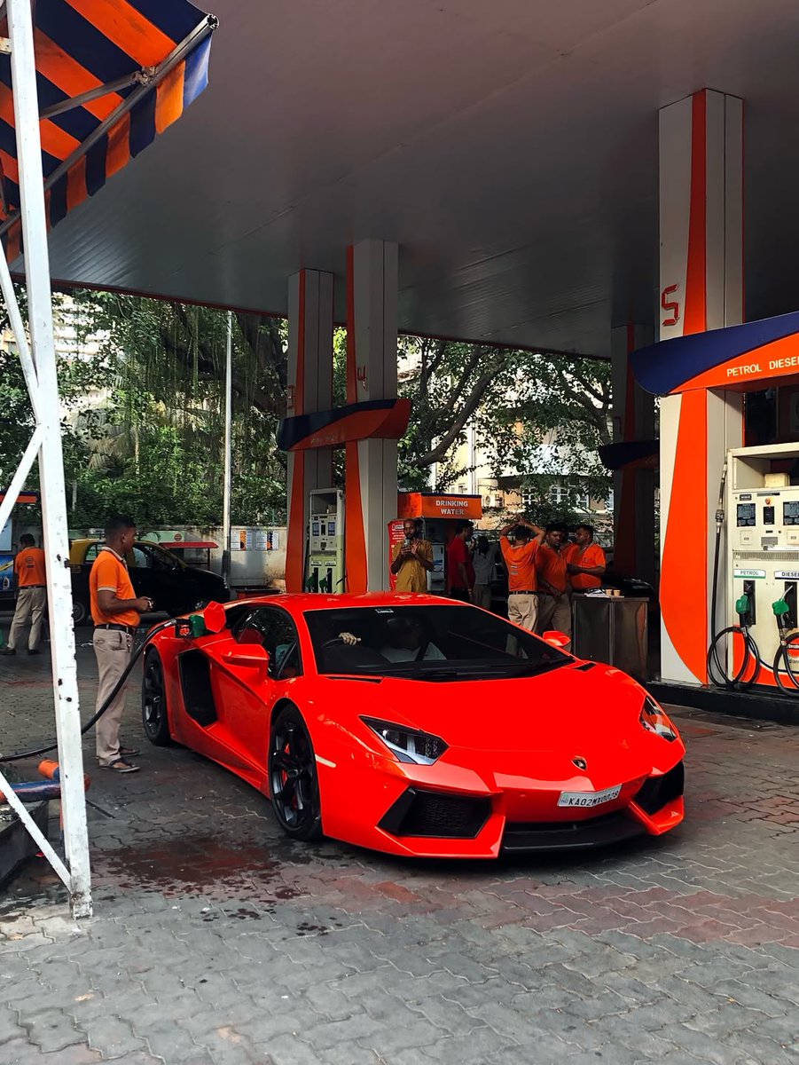willibaile54886's tweet photo. The only time this car stands still. Lamborghini Aventador https://t.co/2pKZUhMQ0u