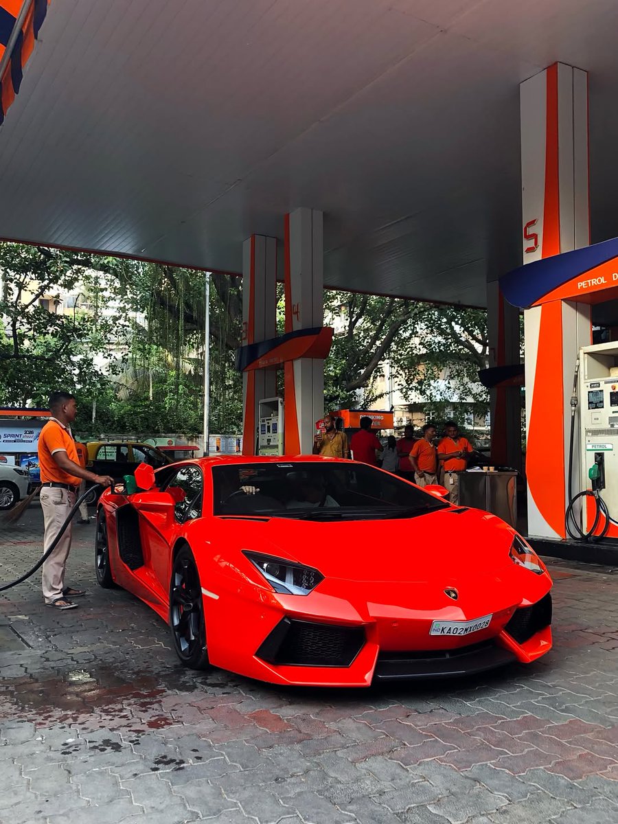 willibaile54886's tweet photo. The only time this car stands still. Lamborghini Aventador https://t.co/2pKZUhMQ0u