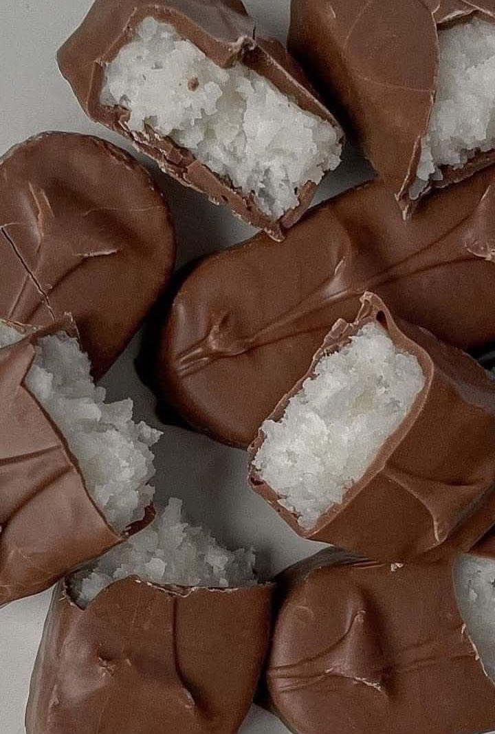 andengpicks's tweet photo. aminin mo, ito yung last na kukunin mo kapag may balikbayan box na padala ang tita mo galing abroad 😆🍫 https://t.co/SI1NEqaNhq