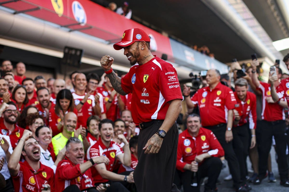 FerrariF1FRA's tweet photo. 🔴 Ferrari : on raconte que Lewis Hamilton aurait demandé que certaines figures clés des activités sur piste soient remplacées, et que ses relations avec Vasseur ne seraient plus ce qu’elles étaient. Des rumeurs en arrière-plan continuent de faire parler d’elles.

(🌓 : https://t.co/c2uvQyxk1J)