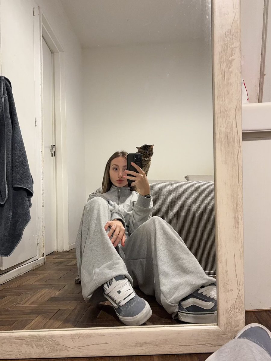 Jstsassyeve's tweet photo. Just a girl living the life she created. ✨🖤 https://t.co/rikvKyDeKp