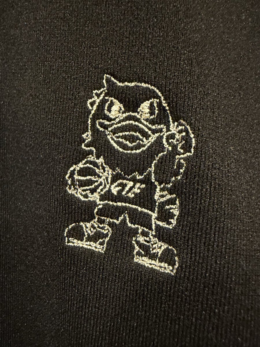 dai222ito's tweet photo. ユニクロの刺繍、ちょっと奮発して3着作ってきた🦅🔥
ファンクラブ特典や販売グッズも、こんな感じのシンプルなデザインにしてくれると、普段使いもできてありがたい🙃 https://t.co/h3k8oOjYdu