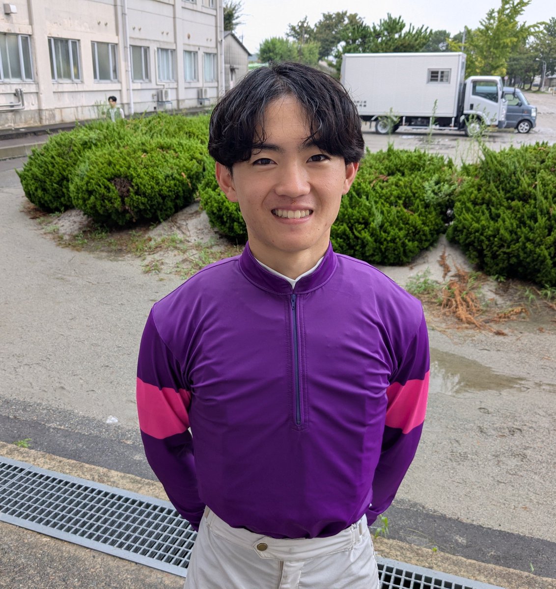 shige051751's tweet photo. 今日は、YJSﾄﾗｲｱﾙﾗｳﾝﾄﾞ金沢に出場する笠松・松本一心騎手、高知・近藤翔月騎手と城野慈尚騎手、高知で期間限定騎乗中の新庄海誠騎手を応援に金沢競馬場へ行ってきました！松本騎手と新庄騎手の写真が撮れなかったのは無念ですが、城野騎手と近藤騎手の若さいっぱいの可愛い笑顔をどうぞ！ https://t.co/2H34fjXyDf