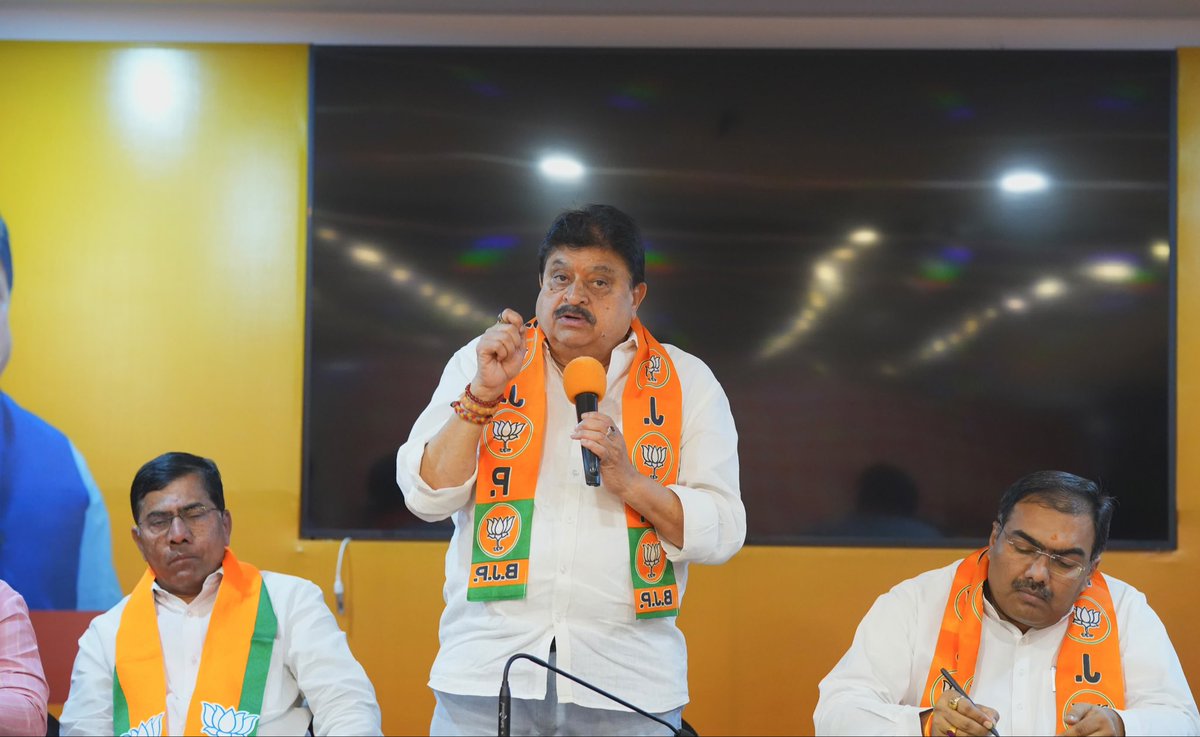 N_RamchanderRao's tweet photo. BJYM కార్యకర్తలతో కలిసి #SevaSankalpAbhiyan సన్నాహాలను సమీక్షించాను.

సెప్టెంబర్ 17 నుంచి, మోదీ గారి “నాగరిక్ దేవో భవ” అనే సేవా సంకల్ప స్ఫూర్తితో @BJP4Telangana ఆధ్వర్యంలో తెలంగాణ వ్యాప్తంగా అనేక సేవా కార్యక్రమాలను నిర్వహించనున్నాం. ప్రజాసేవా భావాన్ని మరింత బలోపేతం చేస్తూ, దేశ నిర్మాణంలో ప్రతి ఒక్కరి భాగస్వామ్యాన్ని పెంపొందించడమే ఈ కార్యక్రమాల లక్ష్యం.