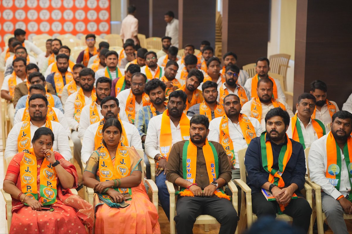 N_RamchanderRao's tweet photo. BJYM కార్యకర్తలతో కలిసి #SevaSankalpAbhiyan సన్నాహాలను సమీక్షించాను.

సెప్టెంబర్ 17 నుంచి, మోదీ గారి “నాగరిక్ దేవో భవ” అనే సేవా సంకల్ప స్ఫూర్తితో @BJP4Telangana ఆధ్వర్యంలో తెలంగాణ వ్యాప్తంగా అనేక సేవా కార్యక్రమాలను నిర్వహించనున్నాం. ప్రజాసేవా భావాన్ని మరింత బలోపేతం చేస్తూ, దేశ నిర్మాణంలో ప్రతి ఒక్కరి భాగస్వామ్యాన్ని పెంపొందించడమే ఈ కార్యక్రమాల లక్ష్యం.