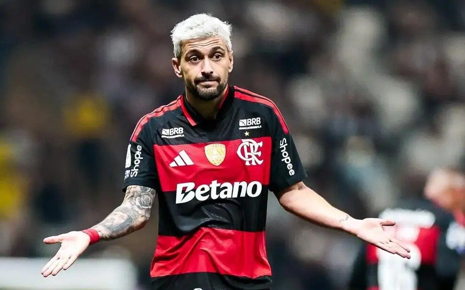 Flamengo_com_pl's tweet photo. ⚽ Giorgian de Arrascaeta nadal jest kluczowym zawodnikiem Flamengo, ale jego dorobek w tym sezonie jest słabszy niż w 2025 roku. 

😄 Leonardo Jardim żartuje, że Urugwajczyk „jest mu winien dwa albo trzy gole”, jednocześnie podkreślając jego ogromną jakość i znaczenie dla zespołu. 

💪 Portugalski trener wierzy, że Giorgian de Arrascaeta odzyska skuteczność i w końcówce sezonu ponownie będzie decydował o wynikach Flamengo. 

#ligabrazylijska 

🔗 Więcej: https://t.co/DUPehBO6Y9