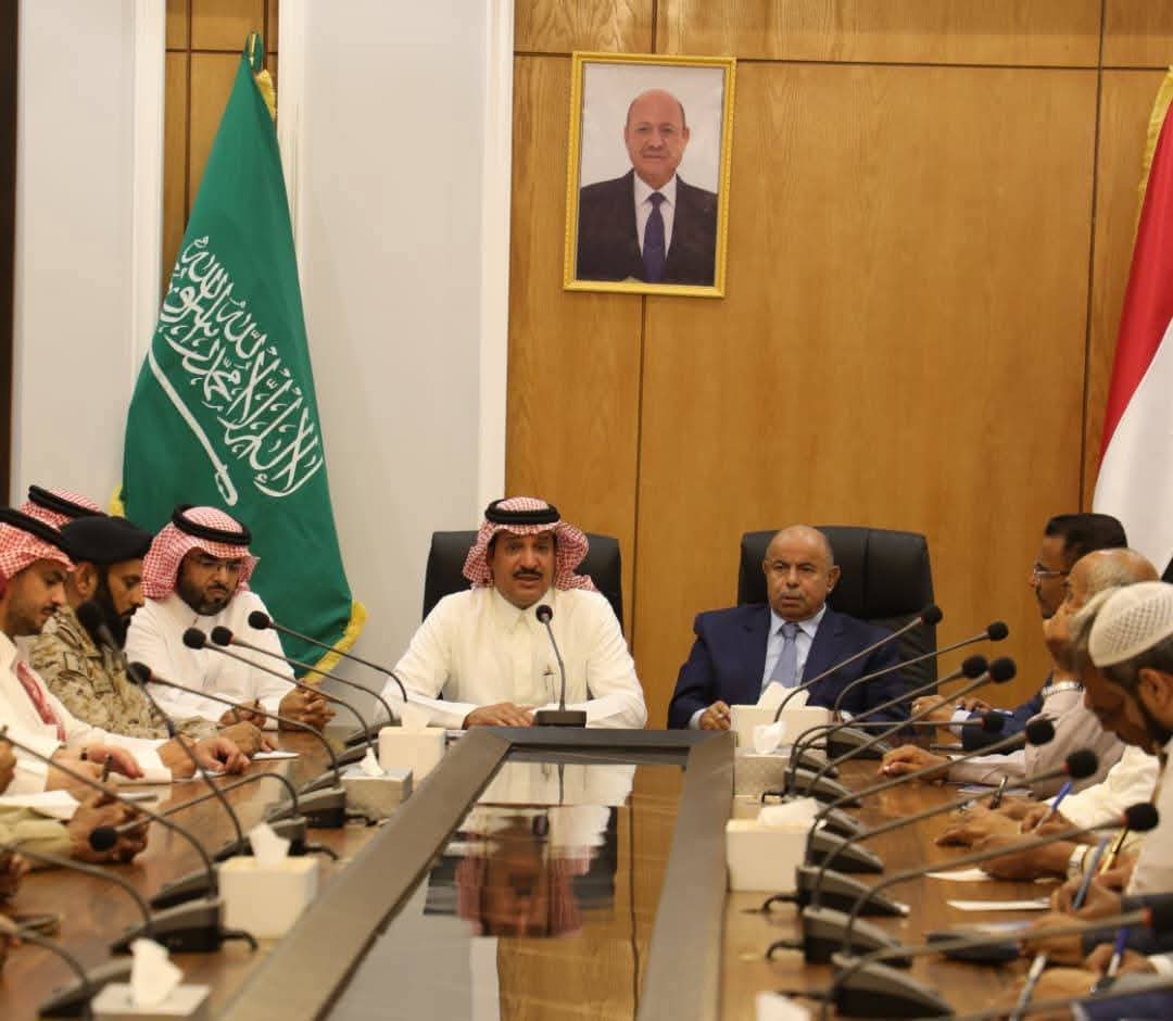 yaseralyafai's tweet photo. عادكم تذكرونه ولا نسيتوا؟ 

يوم انتشرت القوات الجنوبية في وادي حضرموت، وصل رئيس اللجنة الخاصة محمد القحطاني إلى المكلا، واستنفر كل جهوده؛ اجتماعات ليل ونهار، والتقى بالصغير والكبير، بالصالح والطالح، وتحرك بكل ما لديه تحت عنوان «حماية حضرموت» ووقف طرق التهريب للحوثي.

اليوم الحوثي يسيطر على مناطق استراتيجية في باب المندب، والقحطاني مختفي، لا اجتماعات ولا استنفار ولا سهر ليل ونهار!
والسؤال الذي يحتاج جواباً:

القوات الجنوبية انتشرت في أرض جنوبية، فلماذا كل ذلك الاستنفار ضدها؟ وهل حضرموت بالنسبة للجنة الخاصة أهم من باب المندب، أم أن المشكلة لم تكن في التهريب والحوثي من الأساس.. بل في أن القوات كانت جنوبية؟