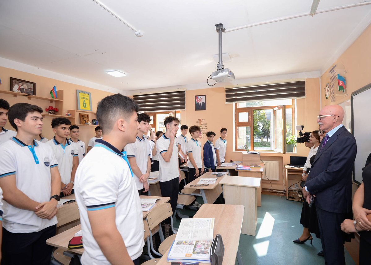 tehsilgovaz's tweet photo. Sentyabrın 15-də Bakı şəhəri akademik Zərifə Əliyeva adına liseydə 2026-2027-ci tədris ilinin başlanması münasibətilə Bilik Gününə həsr olunmuş tədbir keçirilib.

Tədbirdə elm və təhsil nazirinin müavini Firudin Qurbanov çıxış edərək müəllim və şagirdləri yeni tədris ili münasibətilə təbrik edib, müasir təhsilin qarşısında duran çağırışlardan danışıb.

Daha sonra nazir müavini Firudin Qurbanov liseydə tədris prosesi ilə tanış olub, müəllim və şagirdlərlə görüşərək onların fikirlərini dinləyib.

Ətraflı: https://t.co/JP827G9S1p

#ElmVəTəhsilNazirliyi #BilikGünü #YeniTədrisİli