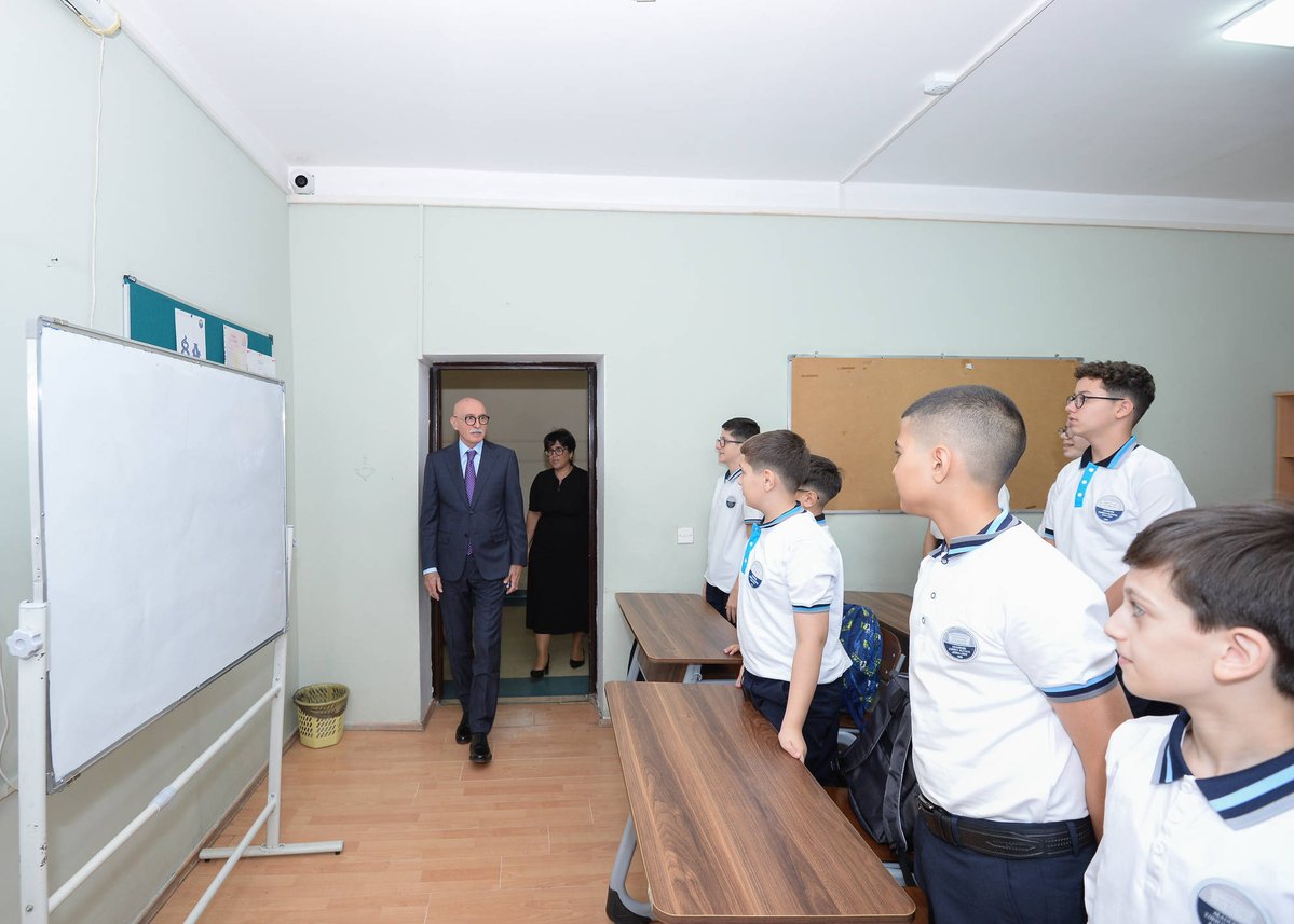 tehsilgovaz's tweet photo. Sentyabrın 15-də Bakı şəhəri akademik Zərifə Əliyeva adına liseydə 2026-2027-ci tədris ilinin başlanması münasibətilə Bilik Gününə həsr olunmuş tədbir keçirilib.

Tədbirdə elm və təhsil nazirinin müavini Firudin Qurbanov çıxış edərək müəllim və şagirdləri yeni tədris ili münasibətilə təbrik edib, müasir təhsilin qarşısında duran çağırışlardan danışıb.

Daha sonra nazir müavini Firudin Qurbanov liseydə tədris prosesi ilə tanış olub, müəllim və şagirdlərlə görüşərək onların fikirlərini dinləyib.

Ətraflı: https://t.co/JP827G9S1p

#ElmVəTəhsilNazirliyi #BilikGünü #YeniTədrisİli
