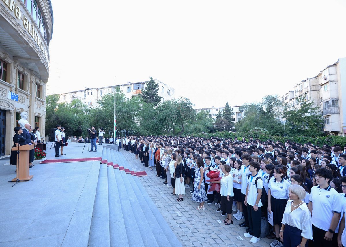 tehsilgovaz's tweet photo. Sentyabrın 15-də Bakı şəhəri akademik Zərifə Əliyeva adına liseydə 2026-2027-ci tədris ilinin başlanması münasibətilə Bilik Gününə həsr olunmuş tədbir keçirilib.

Tədbirdə elm və təhsil nazirinin müavini Firudin Qurbanov çıxış edərək müəllim və şagirdləri yeni tədris ili münasibətilə təbrik edib, müasir təhsilin qarşısında duran çağırışlardan danışıb.

Daha sonra nazir müavini Firudin Qurbanov liseydə tədris prosesi ilə tanış olub, müəllim və şagirdlərlə görüşərək onların fikirlərini dinləyib.

Ətraflı: https://t.co/JP827G9S1p

#ElmVəTəhsilNazirliyi #BilikGünü #YeniTədrisİli