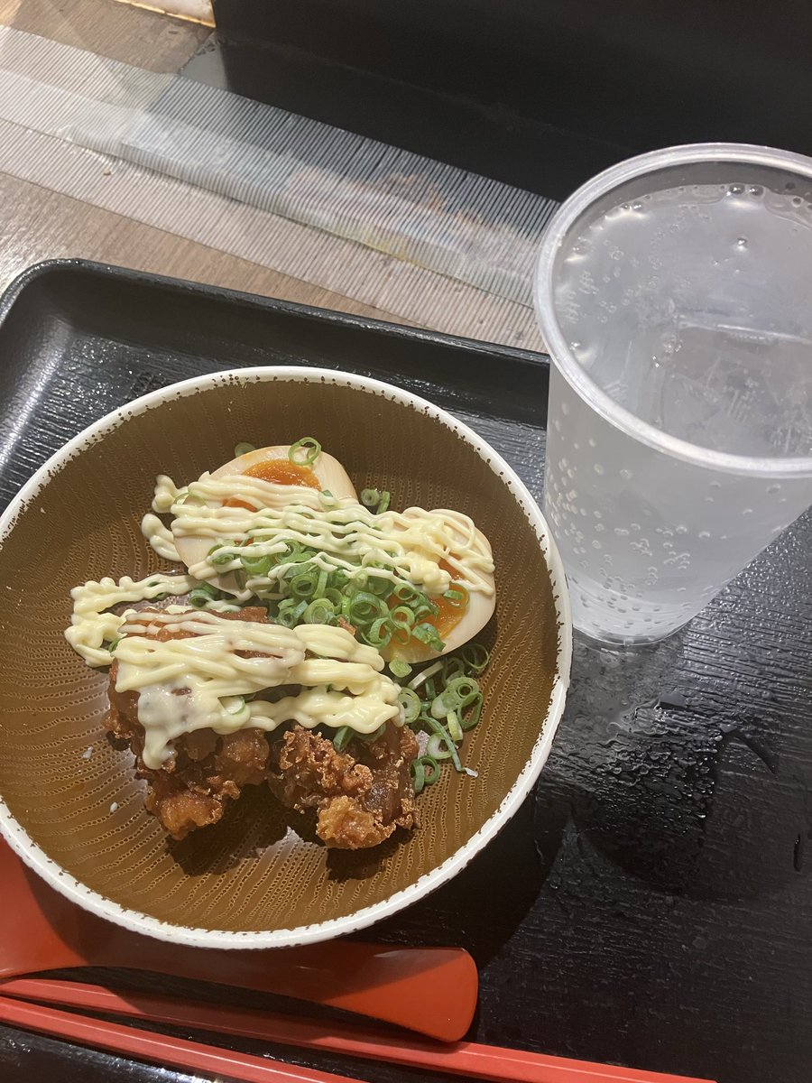 hamata000's tweet photo. めちゃくちゃお酒が好きって事はないけど、次の日休みの仕事終わりにサクッと1人で飲んで帰る時に、こんなに貴重な場所は他にないと思う！
阪神梅田本店のスナックパーク。
今日は天ぷらの山と中央市場 藤味で🍻
サク呑みセットは各¥600 https://t.co/qjzvb6m5ND