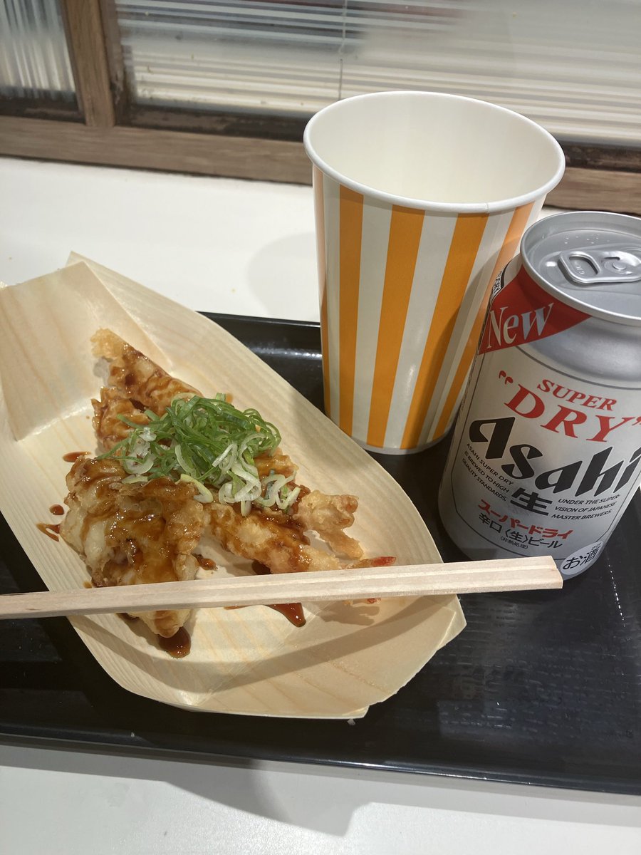 hamata000's tweet photo. めちゃくちゃお酒が好きって事はないけど、次の日休みの仕事終わりにサクッと1人で飲んで帰る時に、こんなに貴重な場所は他にないと思う！
阪神梅田本店のスナックパーク。
今日は天ぷらの山と中央市場 藤味で🍻
サク呑みセットは各¥600 https://t.co/qjzvb6m5ND