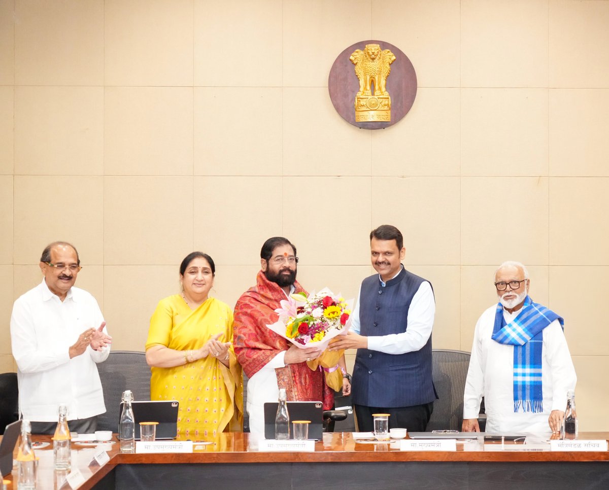 CMOMaharashtra's tweet photo. मुख्यमंत्री देवेंद्र फडणवीस यांनी आज मंत्रालय, मुंबई येथे उपमुख्यमंत्री एकनाथ शिंदे यांचा लंडन येथे आयोजित ‘महाराष्ट्र-भारत-यूके डायलॉग’ परिषदेत ‘स्टेट्समनशिप अवॉर्ड’ मिळाल्याबद्दल सत्कार केला.

यावेळी उपमुख्यमंत्री सुनेत्रा अजित पवार व मंत्रिमंडळातील इतर सदस्य उपस्थित होते.

@Dev_Fadnavis @mieknathshinde @SunetraA_Pawar
#Maharashtra #DevendraFadnavis #Mumbai