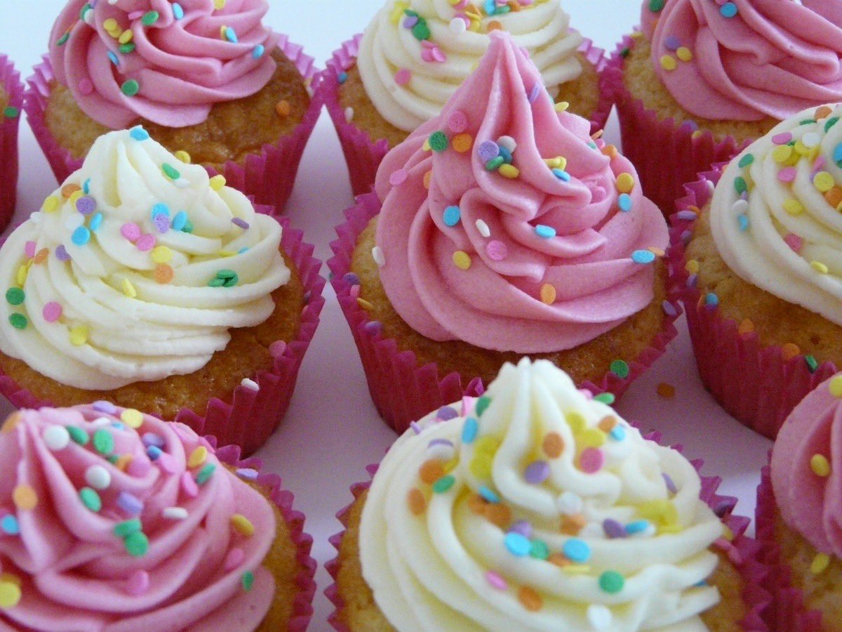 yunfettizsu's tweet photo. We need a chapstick flavour that ACTUALLY tastes like cupcake frosting &amp; not toxic waste https://t.co/RoS2tUa13Y