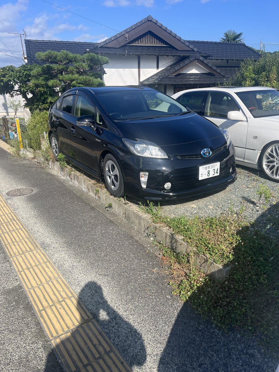 ysk3369's tweet photo. 在庫入れ替え祭りなのでこのプリウスも誰か買いませんか？？
車検来年3月辺り
9.2万キロ
後期
黒から黒にオールペン済み
グレードはG
ハーフレザーシート
運転席パワーシート
フロントはモデリスタ
リアはエイムゲインかな？のハーフエアロ

適当な距離飛びのS乗るよりは幸せになれそう。

60万！って言いたいけど55万とかでどうですか？？

これは売れなきゃ自分用にするつもりなのでこの値段より値下げする気は無いです。